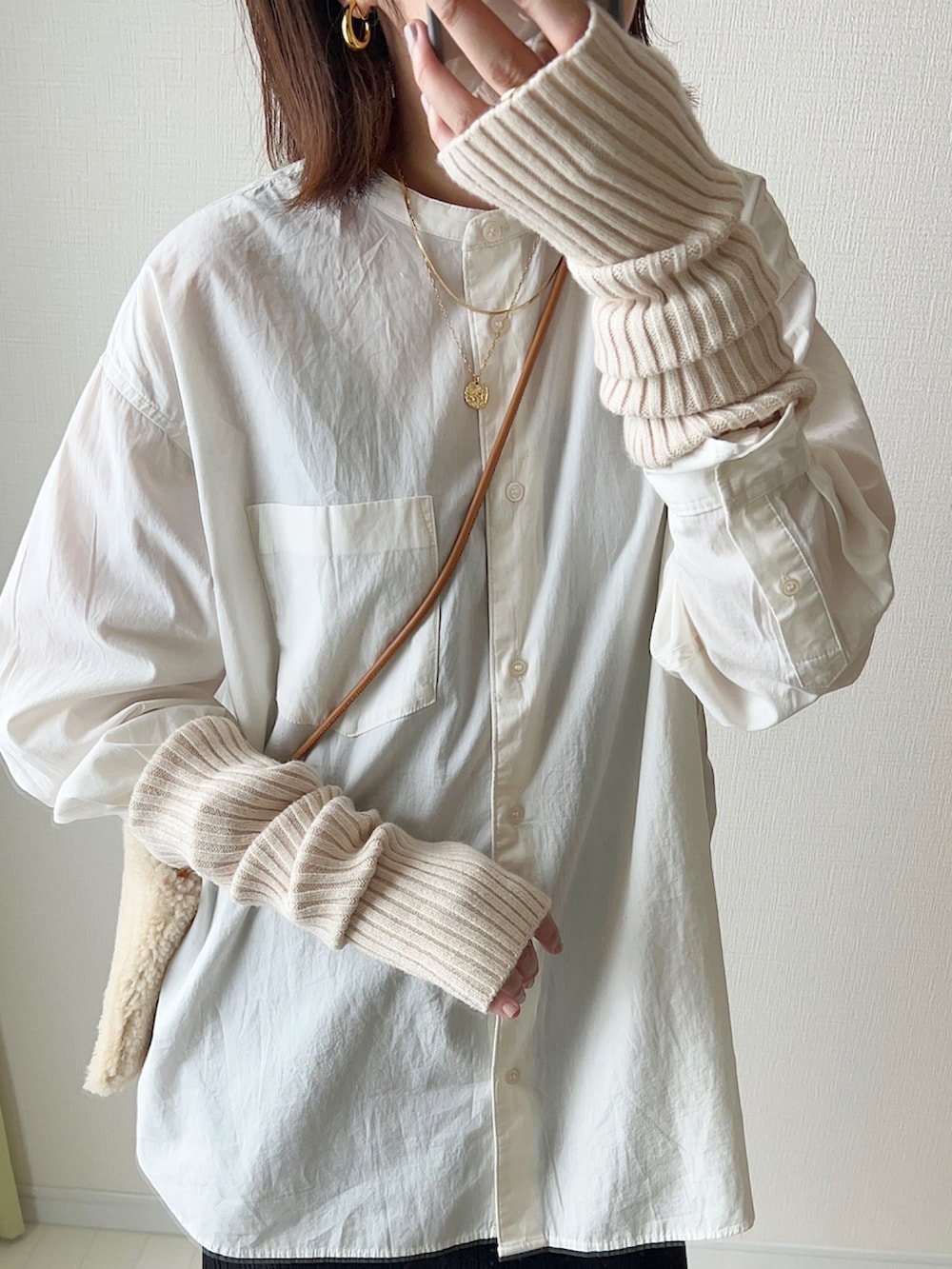 ホワイト系のシャツ/ブラウス、ベージュ系のショルダーバッグ、ブラック系のスカートを着用したレディースの秋コーディネートの2枚目の写真