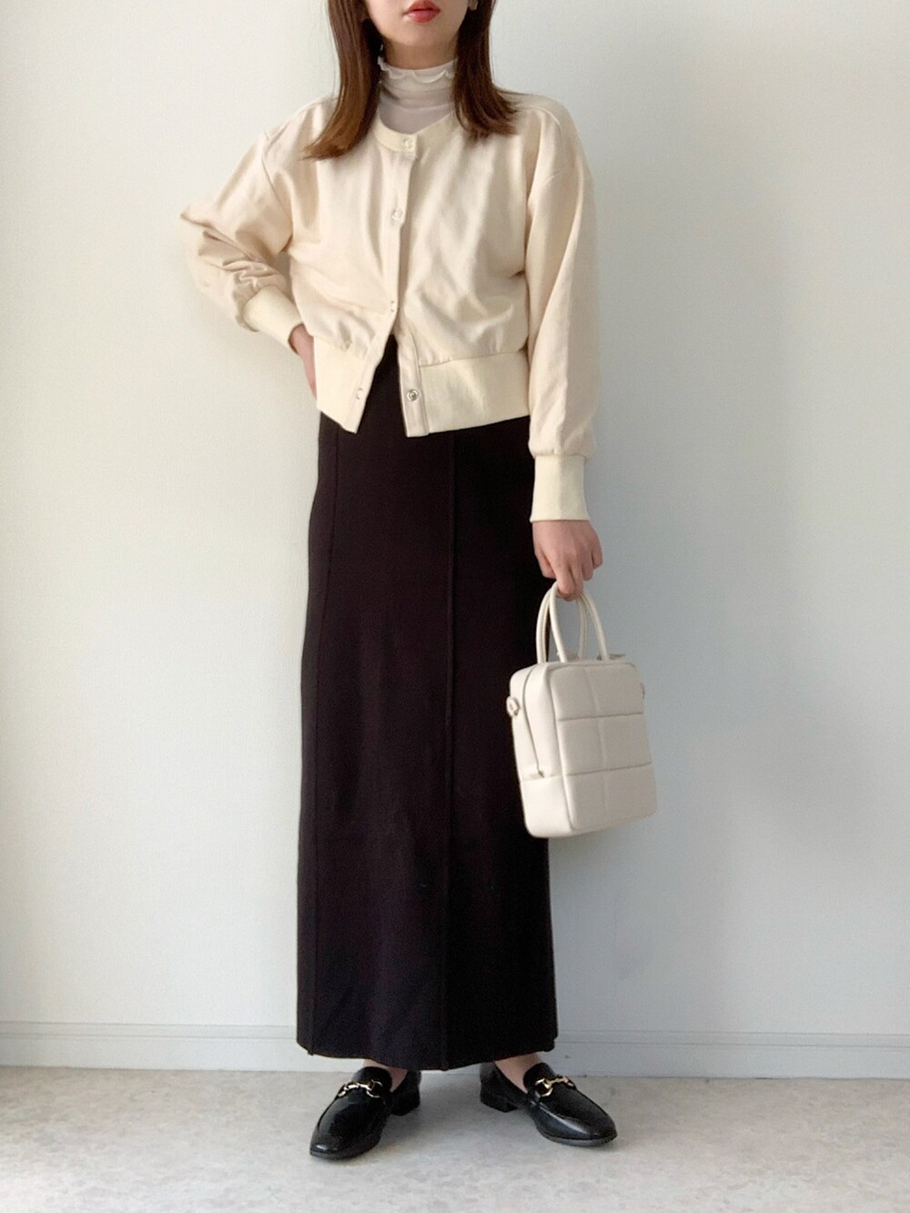 ホワイト系のTシャツ/カットソー、グレー系のワンピース、ブラック系のローファーを着用したレディースの春コーディネートの4枚目の写真