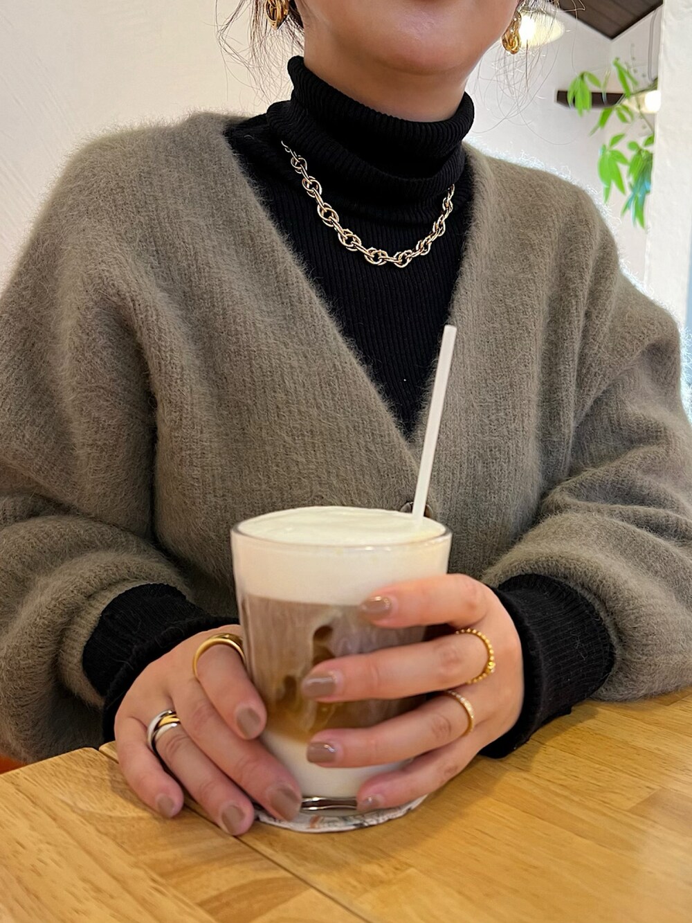 ブラウン系のカーディガン/ボレロ、ブラック系のニット/セーター、グレー系のワンピース/ドレスを着用したレディースの冬コーディネートの3枚目の写真