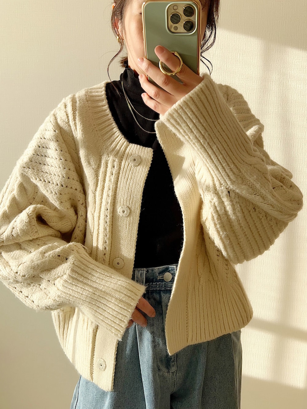 「クリスマスに着たい服、休日コーデ、大人カジュアル、ケーブルニット、カーディガンコーデ、冬、デートコーデ、スタンスミス、タートルネック」｜「ADAM ET ROPE'の【WEB限定】2WAYケーブルカーディガン（ニット/セーター、ホワイト系）」を使った、maiko さん（骨格ウェーブ・レディース・159cm）の冬コーディネートの2枚目の写真