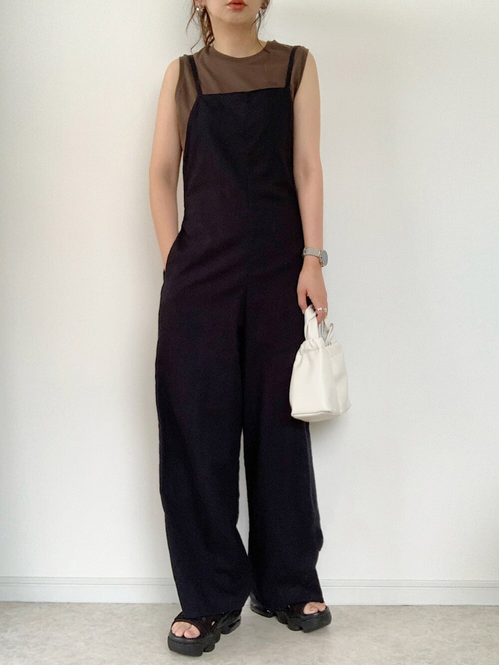 ブラウン系のTシャツ/カットソー、ホワイト系のデニムパンツ、ブラック系のトートバッグを着用したレディースの夏コーディネートの2枚目の写真