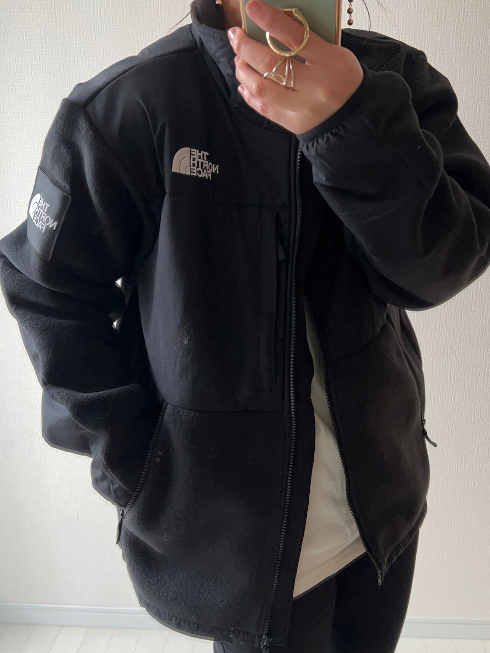 ブラック系のその他アウター、ベージュ系のワンピース、ブラック系のブーツを着用したレディースの冬コーディネートの3枚目の写真