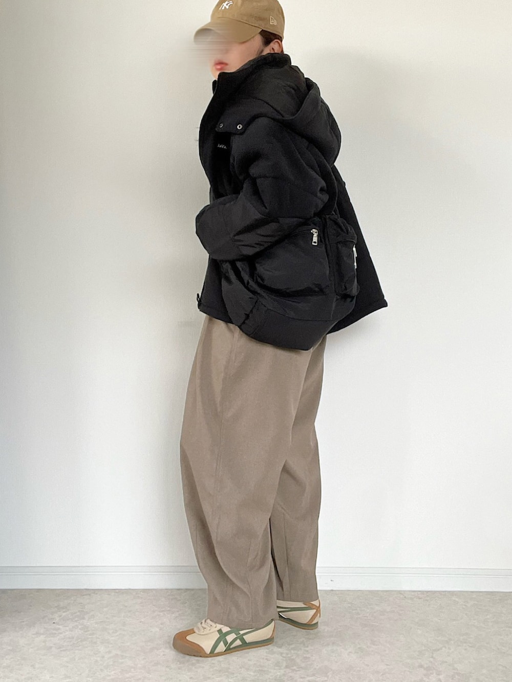 ベージュ系のその他パンツ、ブラック系のブルゾン、ベージュ系のスニーカーを着用したレディースの冬コーディネートの2枚目の写真