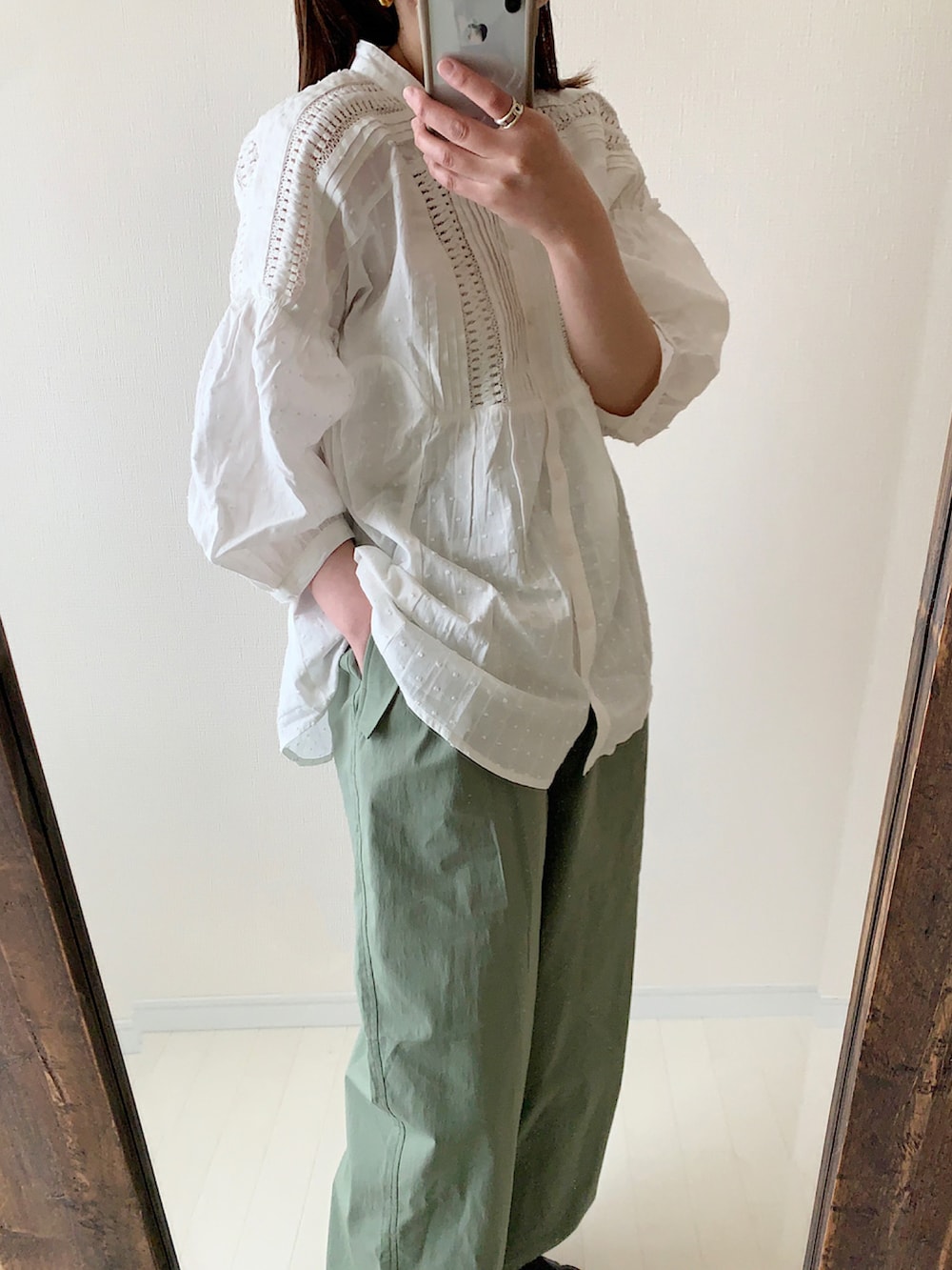 ホワイト系のシャツ/ブラウス、グリーン系のその他パンツ、ブラック系のサンダルを着用したレディースの春コーディネートの2枚目の写真