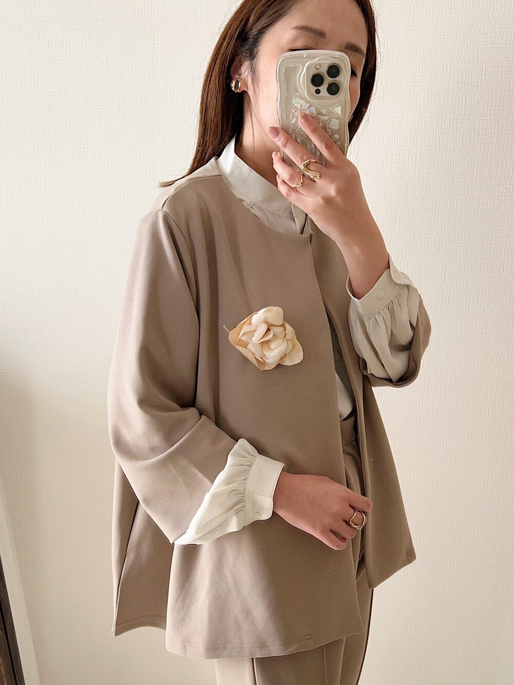 「入学式、セレモニー、卒園式、セットアップ、ベージュ、キレイめコーデ、春、PR、プチプラ」｜「KOBE LETTUCEの[ セレモニー ] [ ストレッチ × ノーアイロン ] ジャケット+パンツ 細見えストレッチスーツセットアップ（スーツセット、ベージュ系）」を使った、maiko さん（骨格ウェーブ・レディース・159cm）の冬コーディネートの3枚目の写真