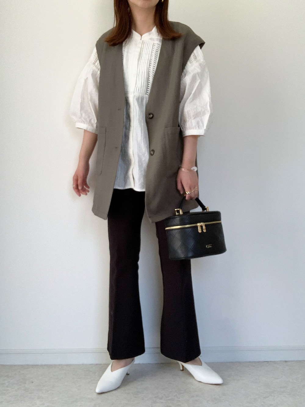 ホワイト系のシャツ/ブラウス、グリーン系のスラックス、ホワイト系のショルダーバッグを着用したレディースの春コーディネートの4枚目の写真