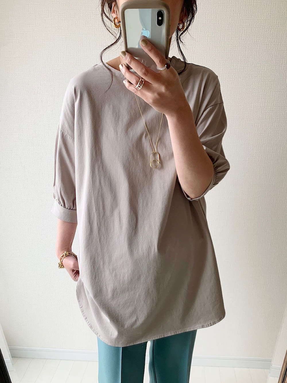 ホワイト系のショルダーバッグ、ホワイト系のサンダル、ベージュ系のTシャツ/カットソーを着用したレディースの春コーディネートの3枚目の写真