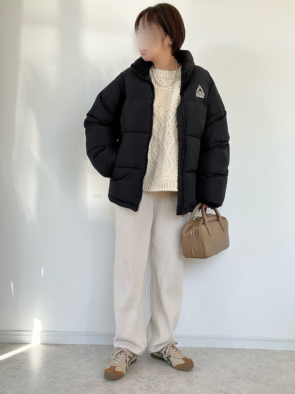 「最近のいい感じコーデ、ホワイトコーデ、冬のコーデ、スウェットパンツ、ケーブルニット、Onitsuka Tiger、ニットコーデ、ミニバッグ」｜「SALON adam et rope'のエンブロイダリースウェットパンツ-CreamyCotton /クリーミーコットン-（その他パンツ、ホワイト系）」を使った、maiko さん（骨格ウェーブ・レディース・159cm）の冬コーディネートの2枚目の写真