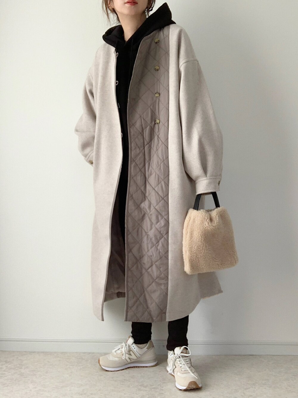 ブラック系のパーカー、ブラック系のパンツ、その他のエコバッグ/サブバッグを着用したレディースの冬コーディネートの2枚目の写真