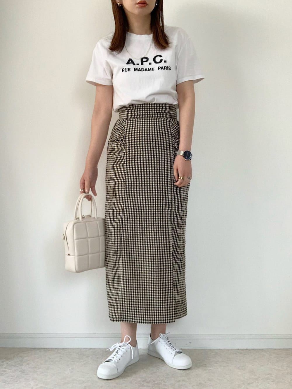 「初夏コーデ、夏、オトナカジュアル、シンプルコーデ、スカンツ、ワイドパンツ、着まわし、ロゴT、靴下 × サンダル、スポーツサンダル、グリーン、Re:EDIT、Re:EDITbymaiko、カラーソックス」｜「A.P.C.のT-SHIRT RUE MADAME HOMME JPS（Tシャツ/カットソー、ホワイト系）」を使った、maiko さん（レディース・159cm）の春コーディネートの5枚目の写真