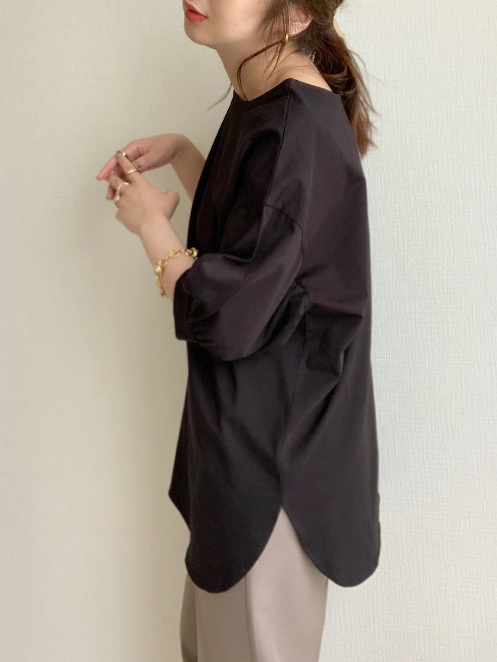 ブラック系のTシャツ/カットソー、グレー系のスラックス、ホワイト系のパンプスを着用したレディースの夏コーディネートの4枚目の写真