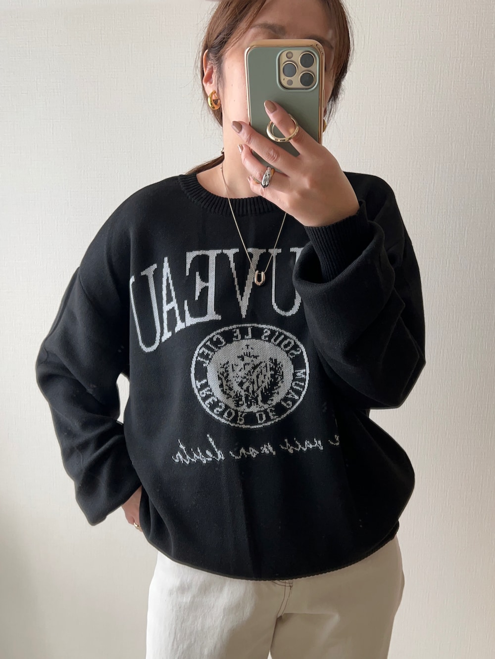 「シンプルコーデ、ロゴニット、白デニム、UGG、モノトーンコーデ、大人コーデ、キレイめカジュアル、ママコーデ、骨格ウェーブ、秋コーデ」｜「Javaの《Javaジャバコラボ》風合い溢れるこだわりのデザイン。主役級4wayジャガードロゴニット（ニット/セーター、ブラック系）」を使った、maiko さん（骨格ウェーブ・レディース・159cm）の秋コーディネートの2枚目の写真