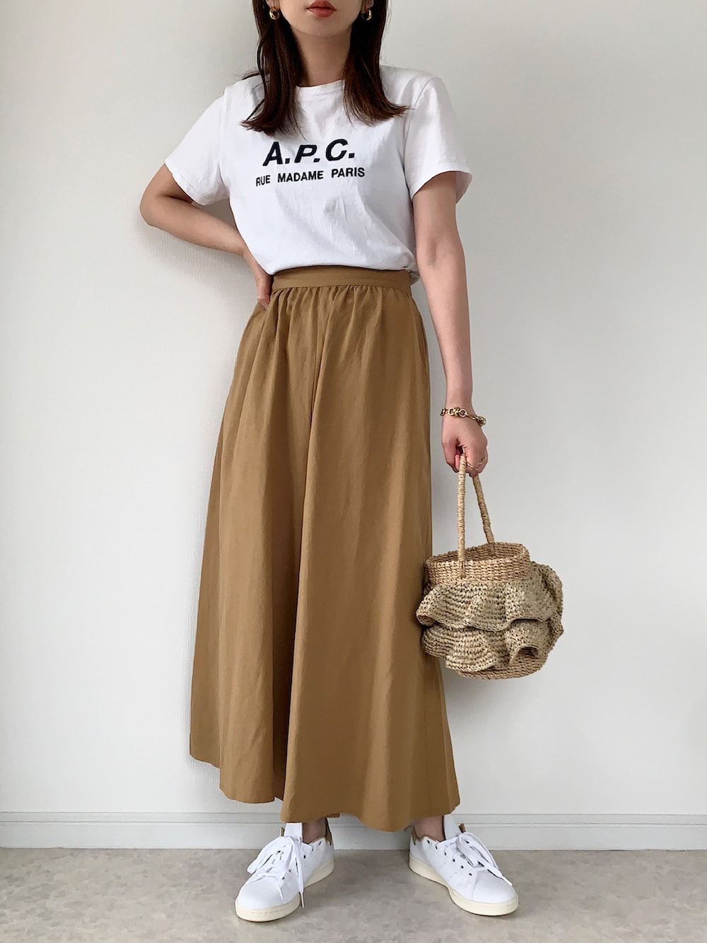 「初夏コーデ、夏、オトナカジュアル、シンプルコーデ、スカンツ、ワイドパンツ、着まわし、ロゴT、靴下 × サンダル、スポーツサンダル、グリーン、Re:EDIT、Re:EDITbymaiko、カラーソックス」｜「A.P.C.のT-SHIRT RUE MADAME HOMME JPS（Tシャツ/カットソー、ホワイト系）」を使った、maiko さん（レディース・159cm）の春コーディネートの2枚目の写真