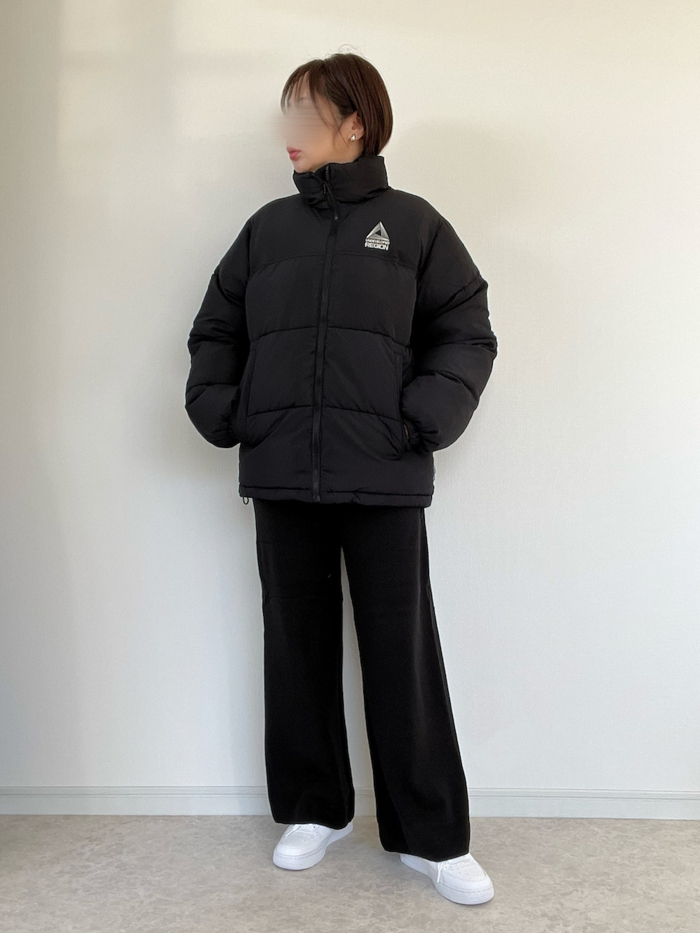 ブラック系のダウンジャケット/コート、ブルー系のスウェット、ブラック系のその他パンツを着用したレディースの冬コーディネートの2枚目の写真