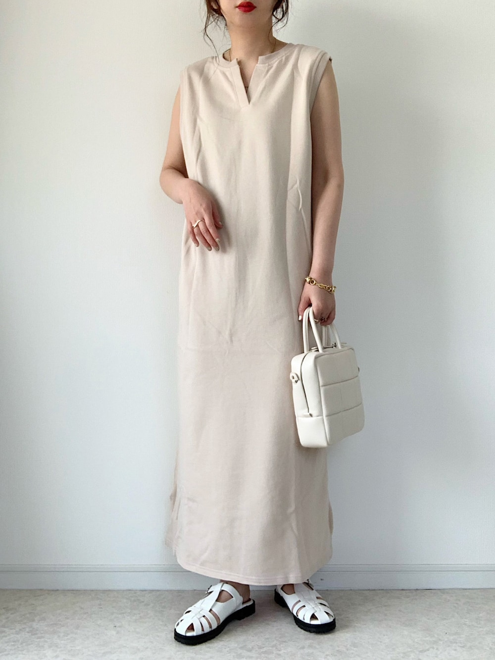 ベージュ系のワンピース、ブラック系のショルダーバッグ、ブラック系のサンダルを着用したレディースの春コーディネートの4枚目の写真