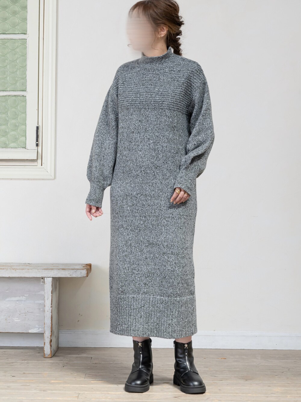 ブラック系のジャケット/アウター、ブラック系のワンピース/ドレスを着用したレディースの秋コーディネートの3枚目の写真