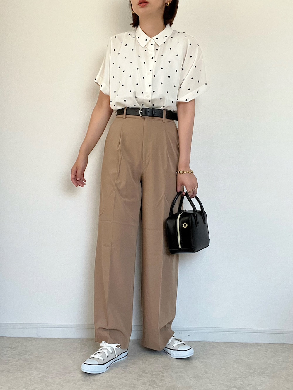 ホワイト系のシャツ/ブラウス、ベージュ系のパンツ、ホワイト系のサンダルを着用したレディースの夏コーディネートの2枚目の写真