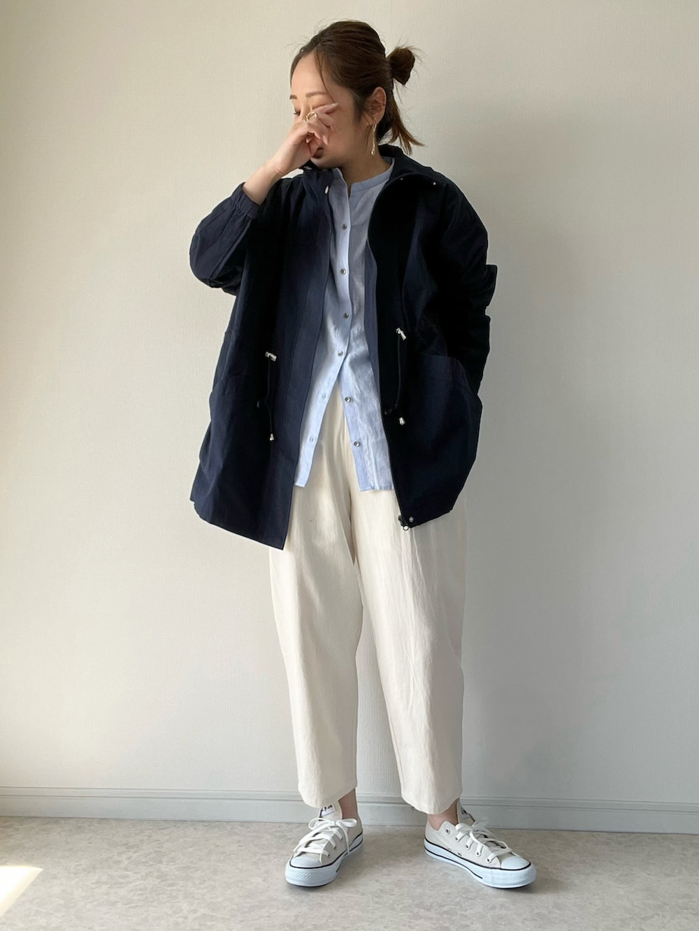 「春のNewスタイル、ブルー、リネンシャツ、イージーパンツ、スニーカーコーデ、converse、ラクチンコーデ、オトナカジュアル」｜「LBCのリネンコットンバンドカラーシャツ（シャツ/ブラウス、ブルー系）」を使った、maiko さん（骨格ウェーブ・レディース・159cm）の春コーディネートの3枚目の写真
