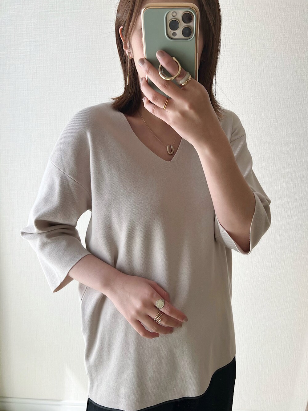 グレー系のニット/セーター、ベージュ系のその他パンツ、ホワイト系のパンプスを着用したレディースの春コーディネートの2枚目の写真