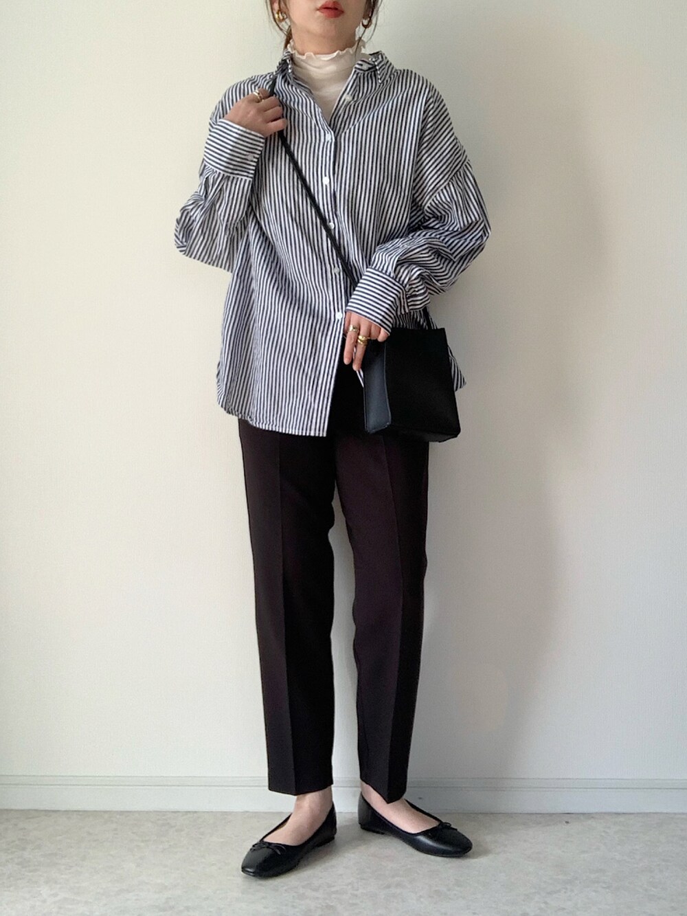 グリーン系のカーディガン/ボレロ、ホワイト系のTシャツ/カットソー、ブラック系のその他パンツを着用したレディースの春コーディネートの3枚目の写真