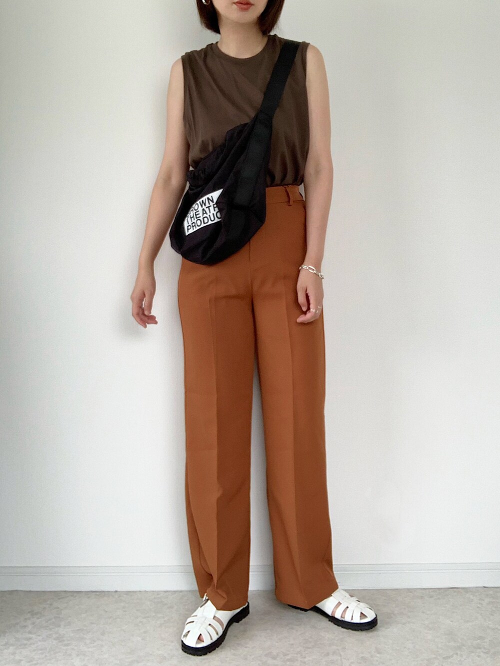 ブラウン系のTシャツ/カットソー、ホワイト系のデニムパンツ、ブラック系のトートバッグを着用したレディースの夏コーディネートの3枚目の写真