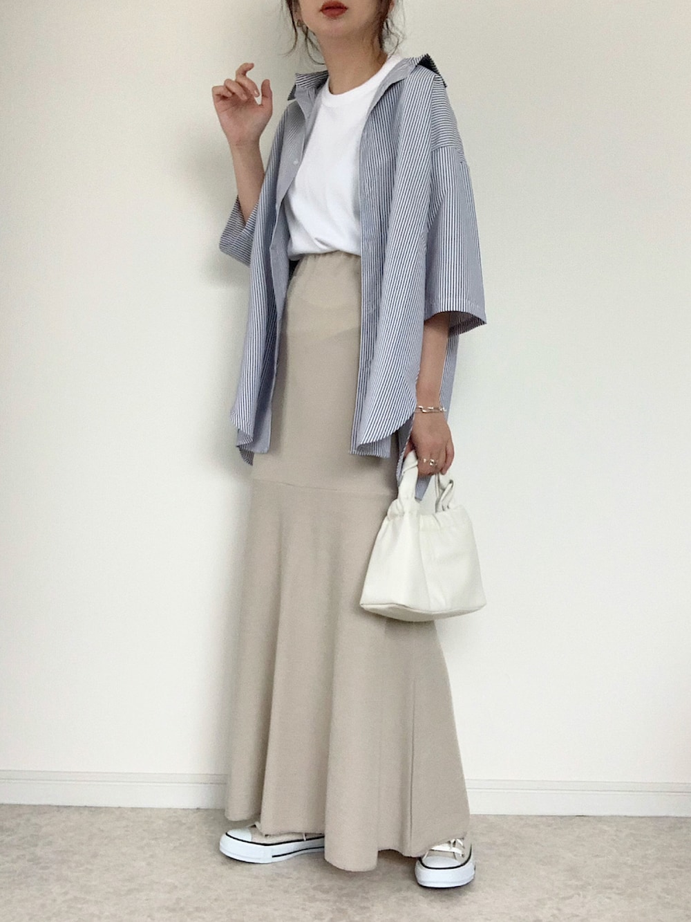 ブルー系のシャツ/ブラウス、ブラック系のワンピース、ブラック系のスニーカーを着用したレディースの夏コーディネートの2枚目の写真