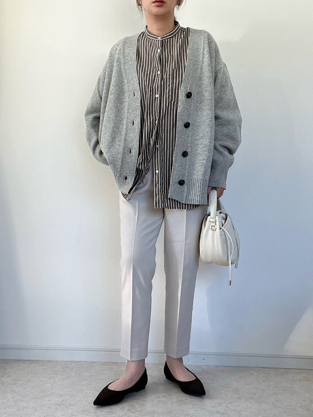 グレー系のカーディガン/ボレロ、グリーン系のカーゴパンツ、ブラック系のトートバッグを着用したレディースの秋コーディネートの4枚目の写真