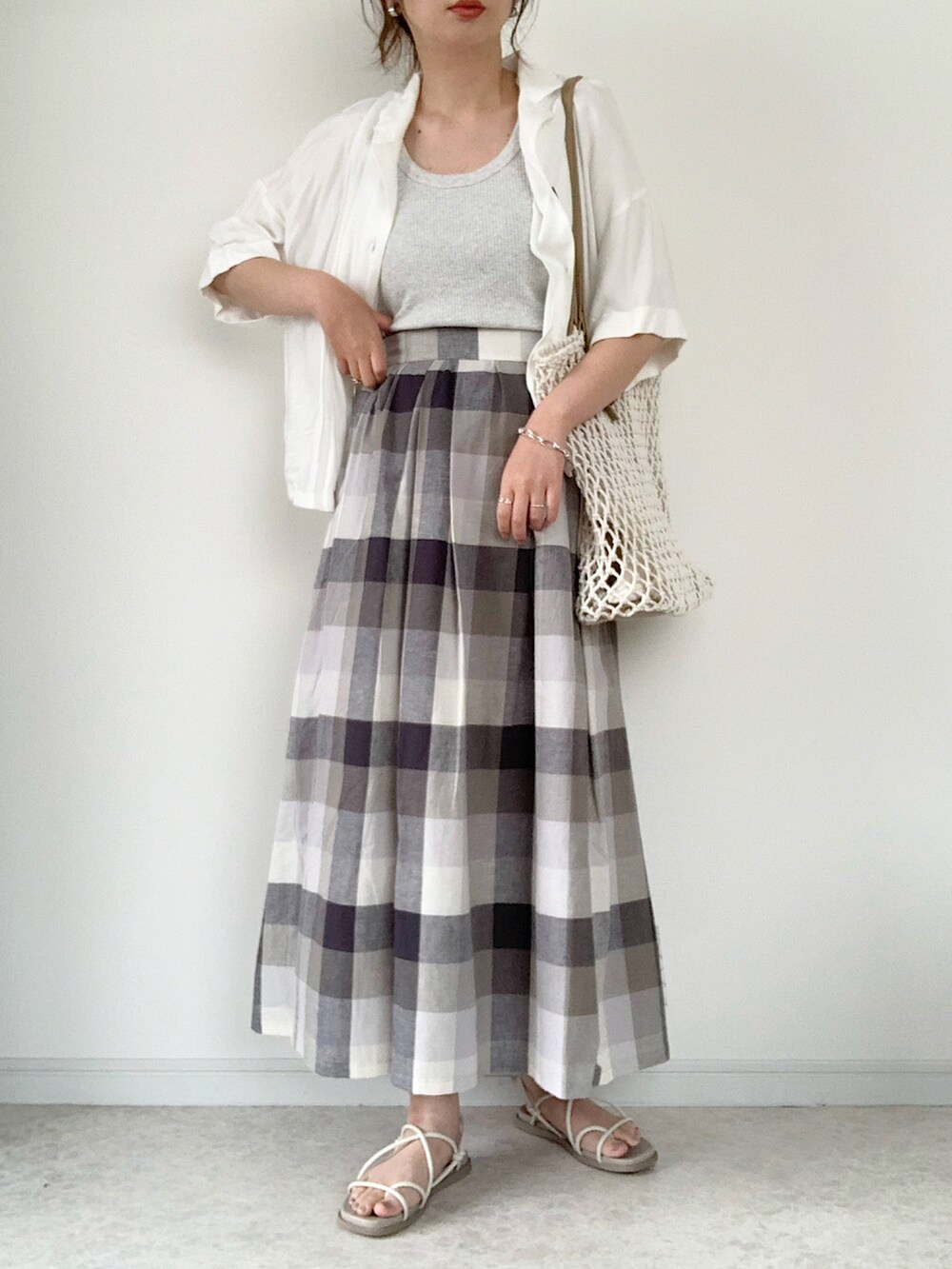 ホワイト系のTシャツ/カットソー、ホワイト系のカーディガン/ボレロ、グレー系のスカートを着用したレディースの夏コーディネートの4枚目の写真