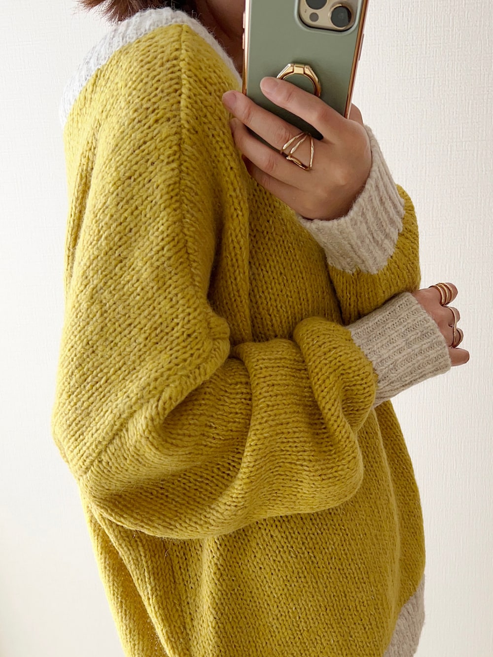 ブラウン系のその他パンツ、ベージュ系のスニーカー、イエロー系のニット/セーターを着用したレディースの秋コーディネートの4枚目の写真