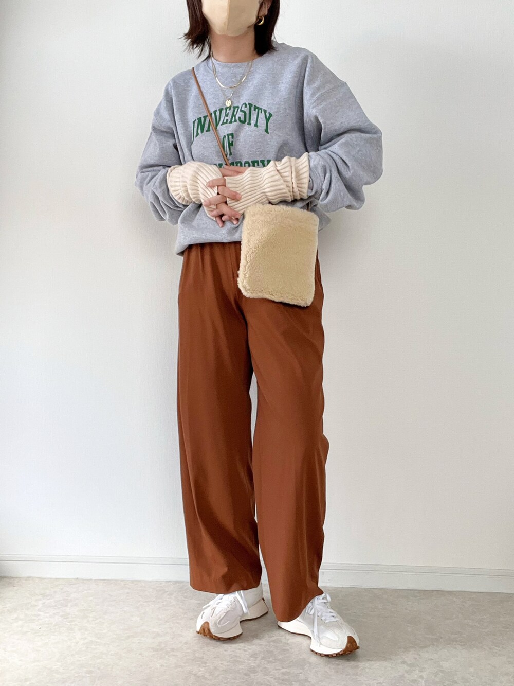 グレー系のスウェット、グレー系のその他パンツ、ホワイト系のショルダーバッグを着用したレディースの秋コーディネートの2枚目の写真