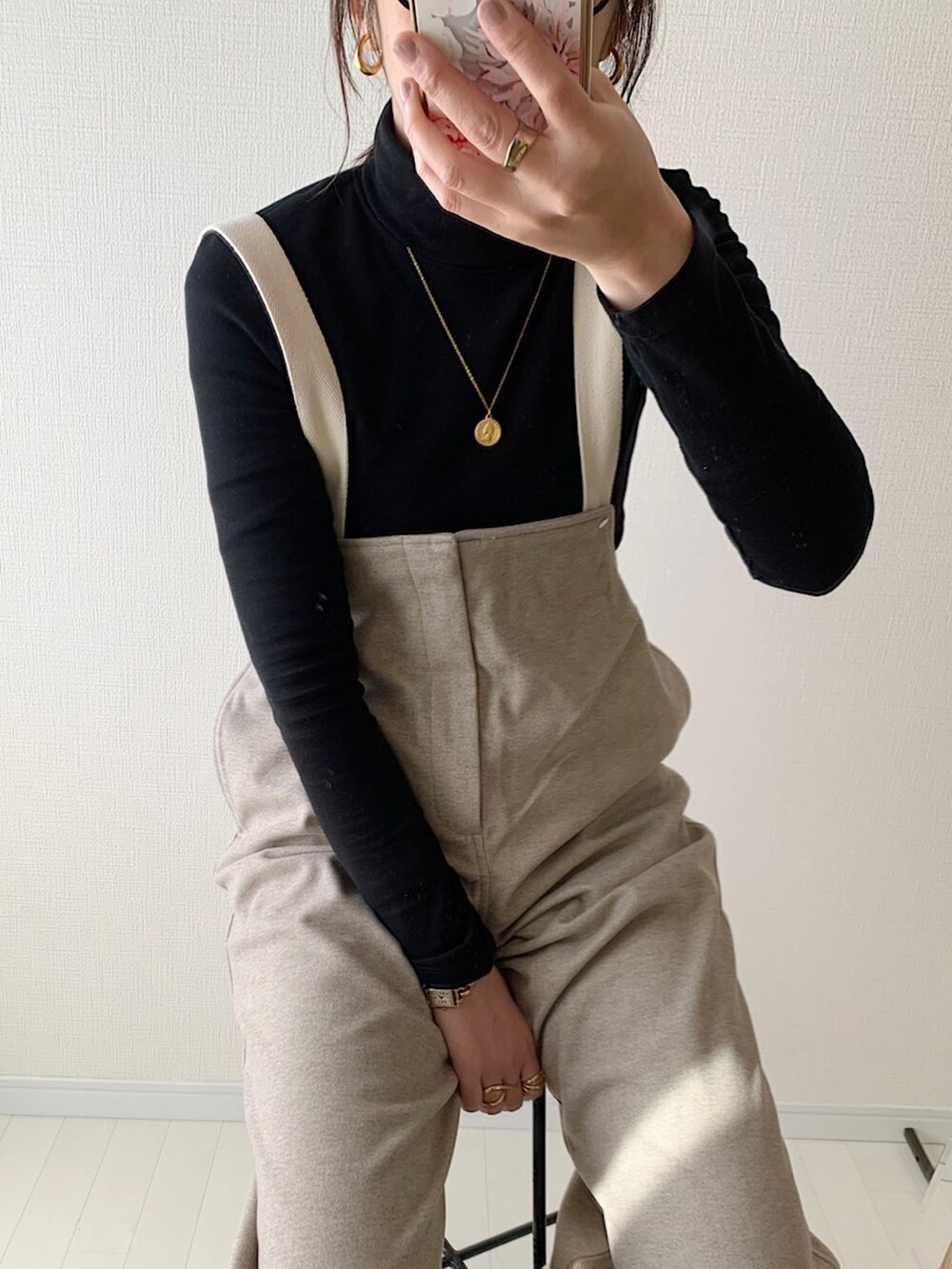 ブラック系のTシャツ/カットソー、グリーン系のサロペット/オーバーオール、ブラック系のブーツを着用したレディースの秋コーディネートの2枚目の写真
