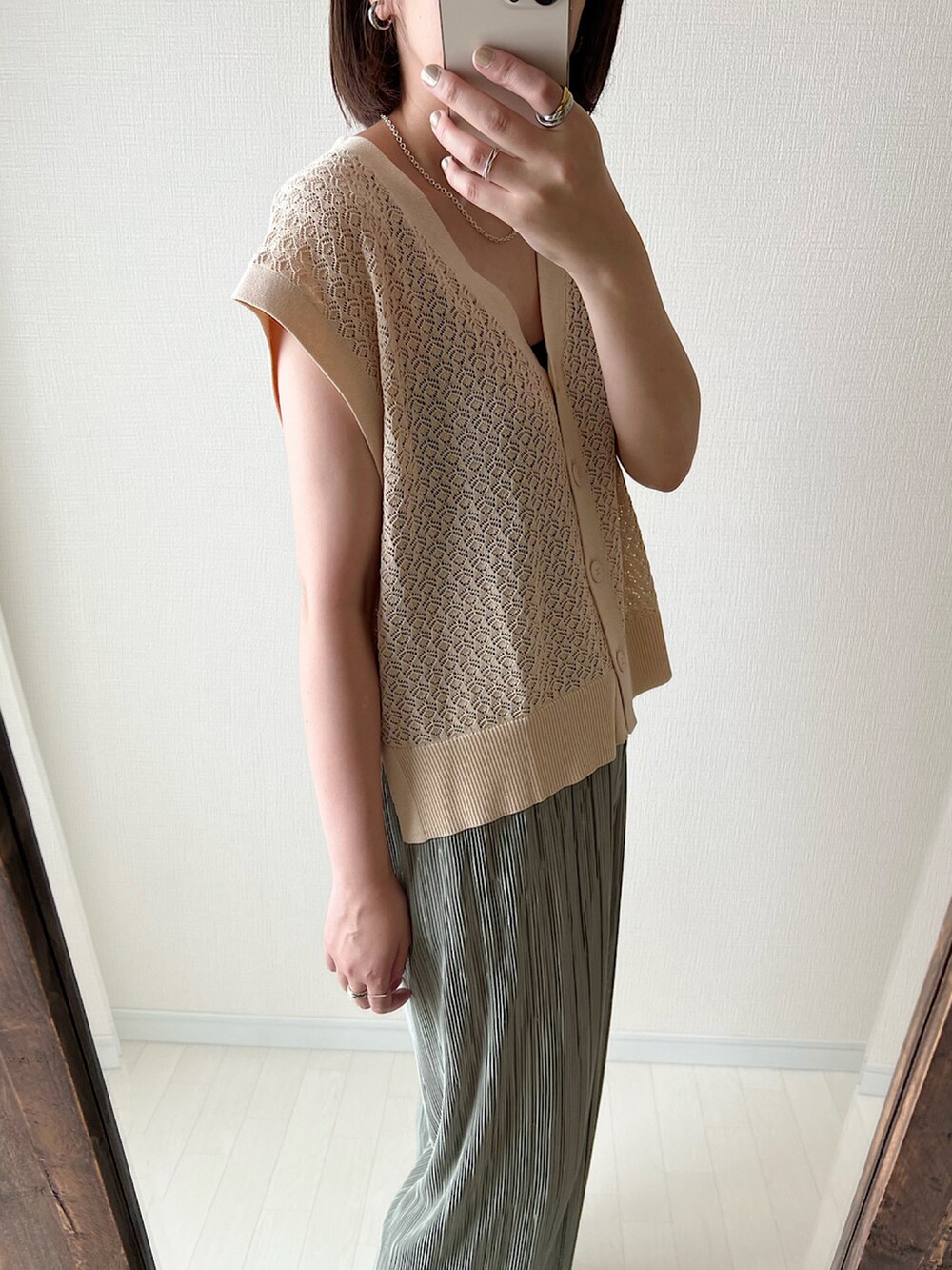 ベージュ系のベスト、グリーン系のその他パンツ、ベージュ系のサンダルを着用したレディースの夏コーディネートの2枚目の写真