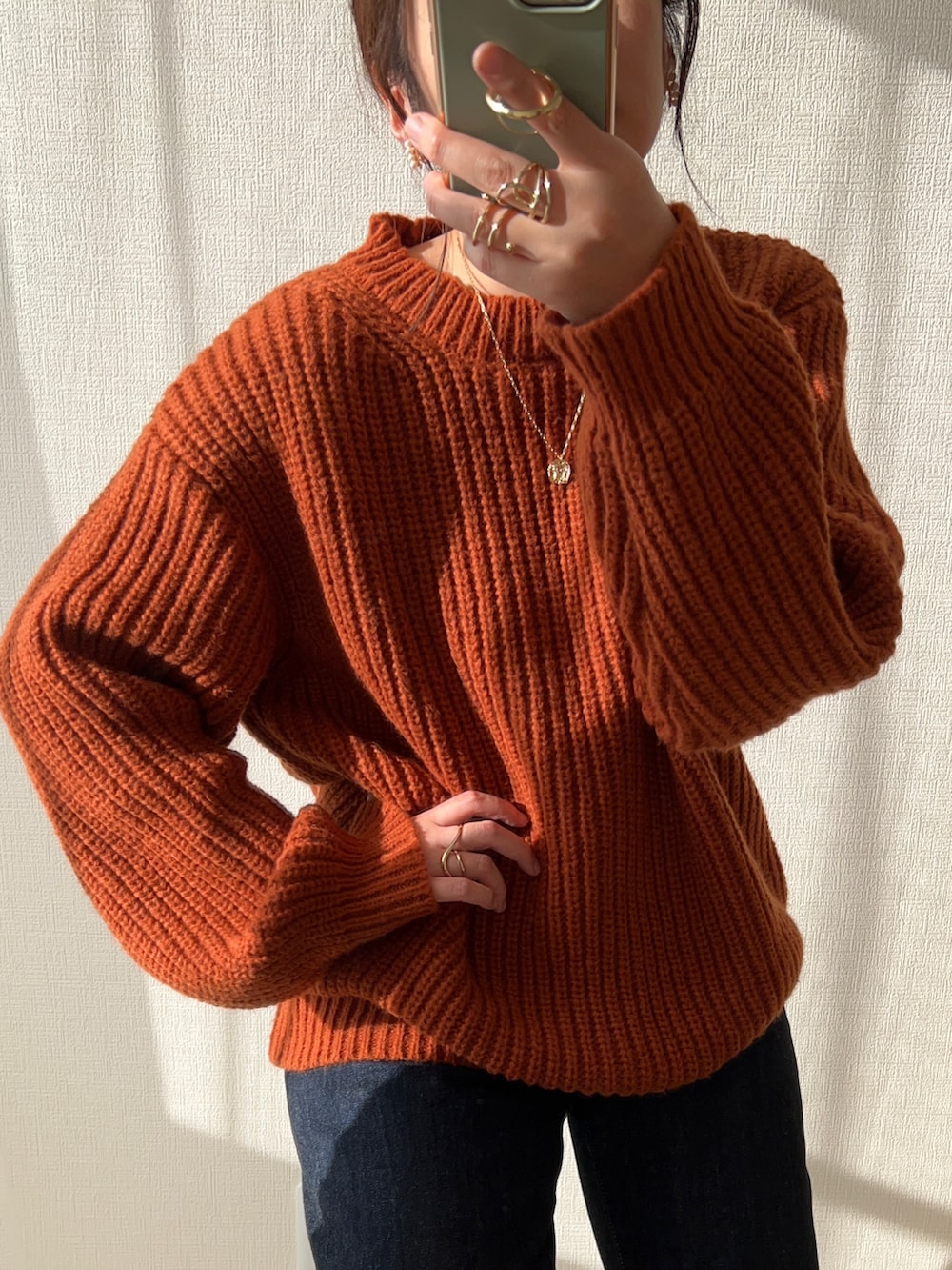 イエロー系のニット/セーター、ブラウン系のショルダーバッグ、ブラウン系のパンプスを着用したレディースの冬コーディネートの2枚目の写真