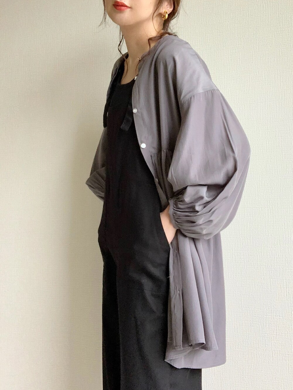 ブラック系のサロペット/オーバーオール、ブラック系のタンクトップ、ホワイト系のサンダルを着用したレディースの春コーディネートの2枚目の写真