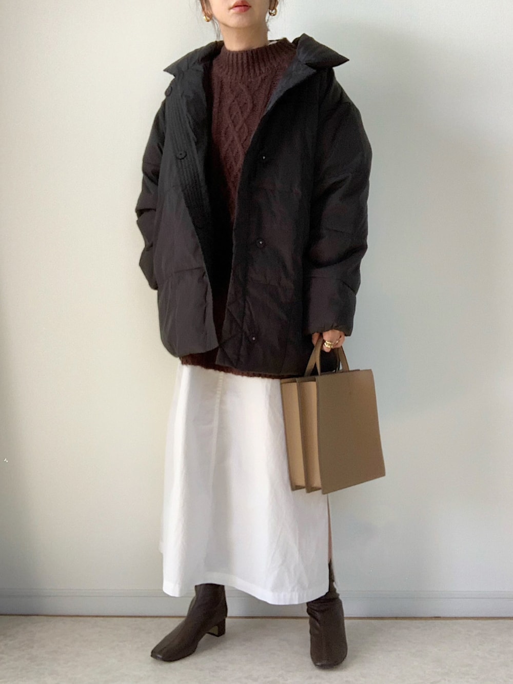 「UNIQLO、ケーブルニット、シャツワンピース、ショートブーツ、ニットベスト、プチプラ、きれいめカジュアル、プチプラコーデ、ゆったりコーデ、GRL、白シャツワンピ、秋コーデ、スクエアトゥ、レザータッチスクエアーショルダーバック」｜「GRLのハイネックケーブル編みニットベスト（ベスト、ブラウン系）」を使った、maiko さん（レディース・159cm）の秋コーディネートの2枚目の写真