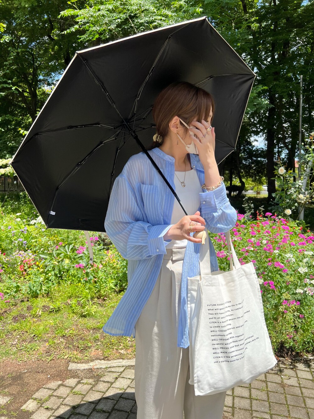 ブルー系のシャツ/ブラウス、ベージュ系のその他パンツ、ホワイト系のトートバッグを着用したレディースの春コーディネートの2枚目の写真