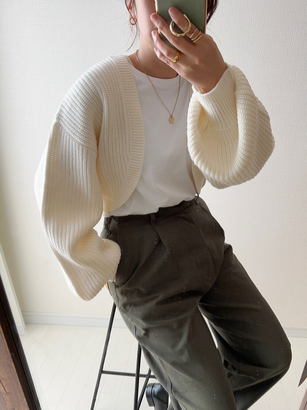 ホワイト系のカーディガン/ボレロ、グリーン系のその他パンツ、ブラック系のボストンバッグを着用したレディースの冬コーディネートの2枚目の写真