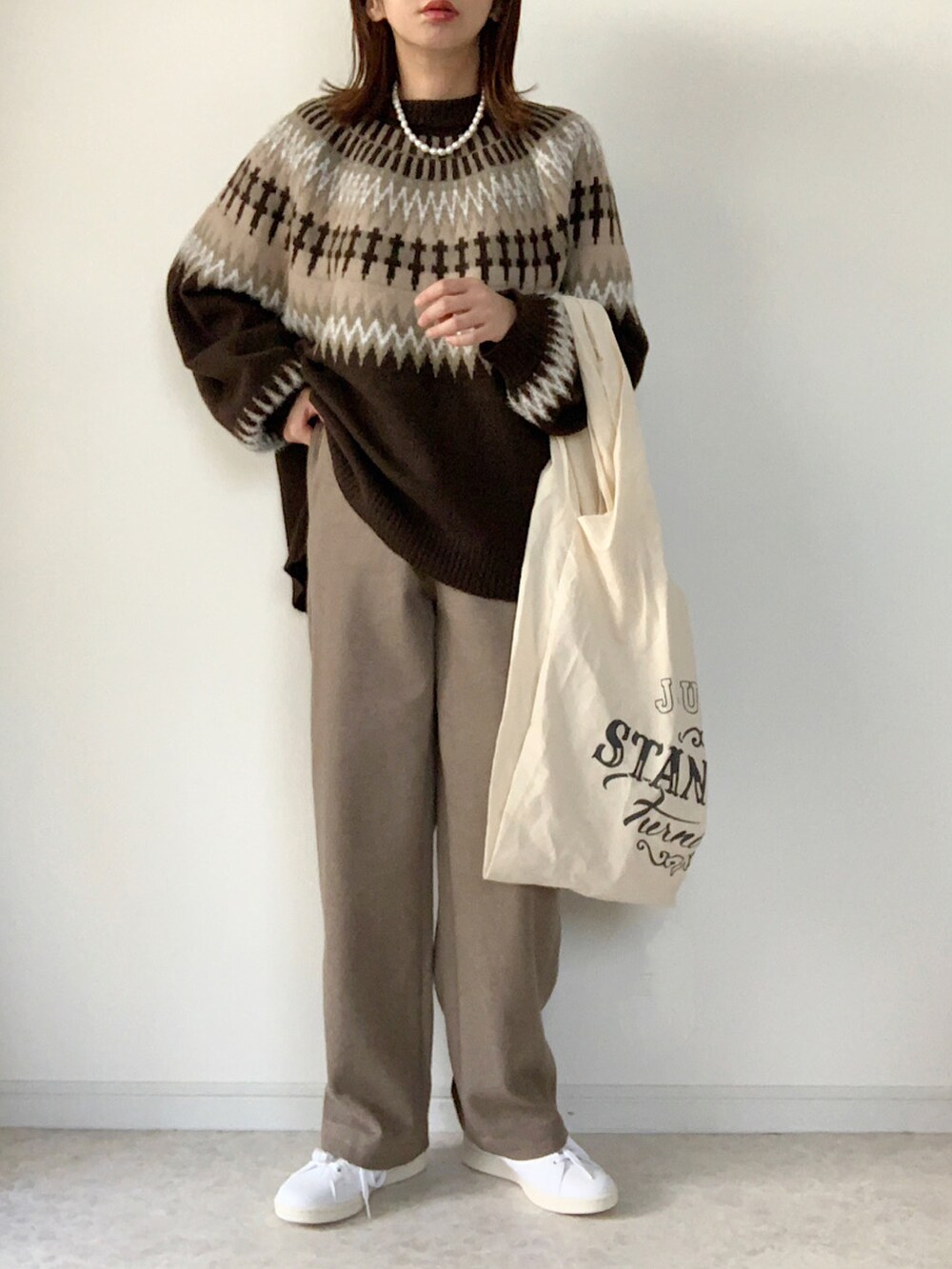「シンプル、UNIQLO、ワイドパンツ、プチプラ、ノルディック柄、パールネックレス、スタンスミス、ブラウンコーデ、秋冬コーデ、ノルディックニット、ブラッシュドジャージーストレートパンツ」|「CORNERSの【インフルエンサーKRさん×CORNERSコラボ】ノルディックニット(ニット/セーター、ブラウン系)」を使った、maiko さん(レディース・159cm)の秋コーディネートの2枚目の写真