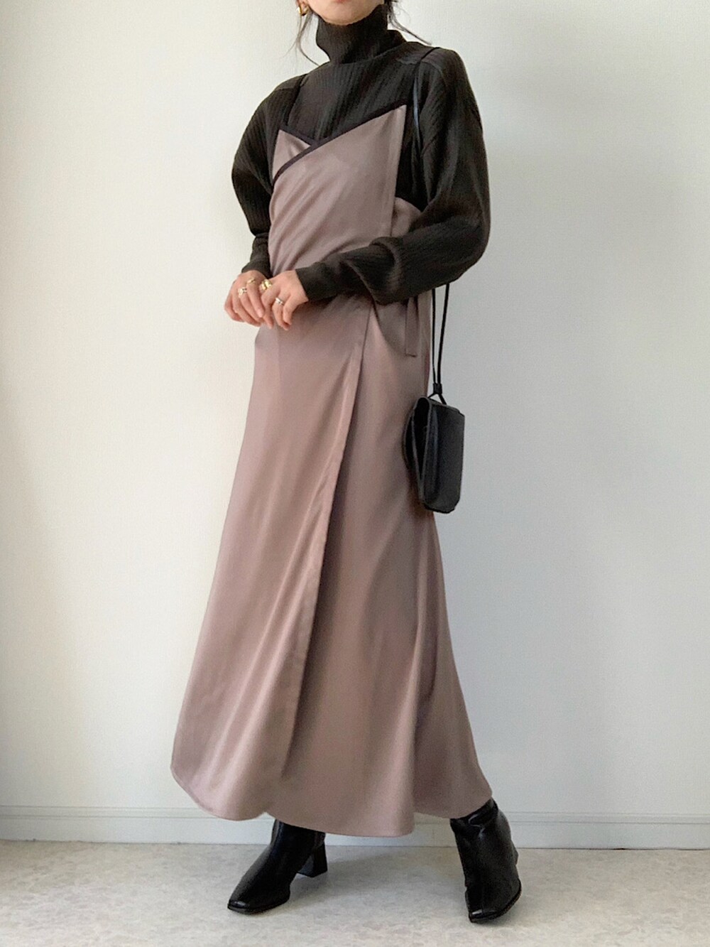 ベージュ系のカーディガン/ボレロ、グレー系のワンピース、その他のその他パンツを着用したレディースの冬コーディネートの5枚目の写真