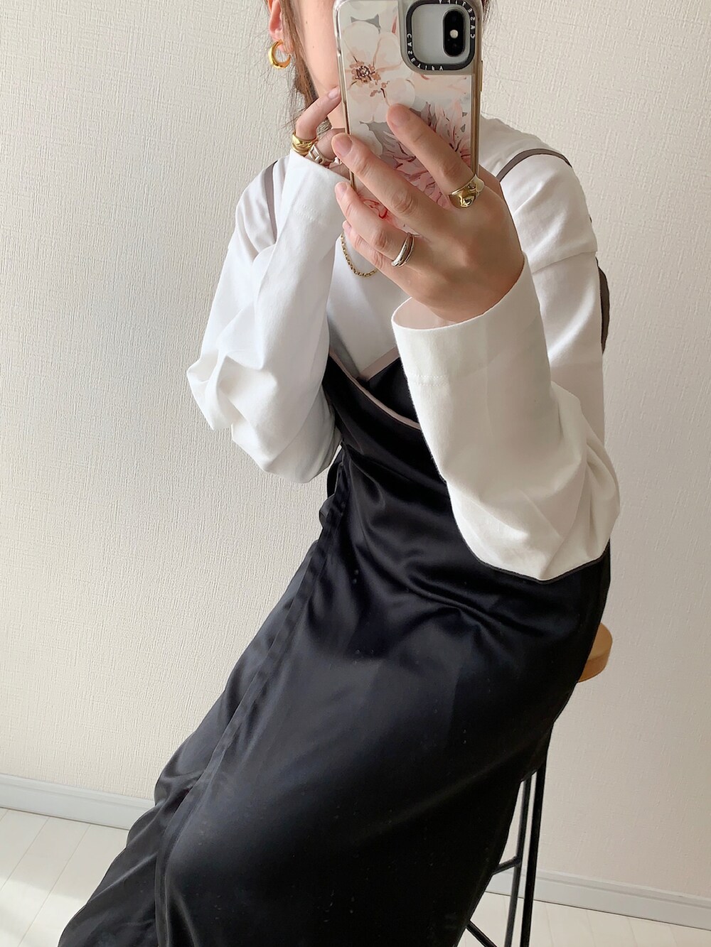 ベージュ系のカーディガン/ボレロ、ブラック系のワンピース、ホワイト系のTシャツ/カットソーを着用したレディースの秋コーディネートの3枚目の写真