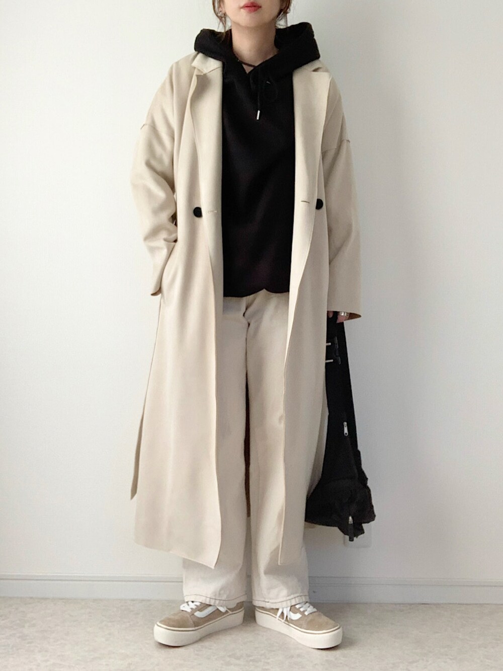 ブラック系のパーカー、ブラック系のパンツ、その他のエコバッグ/サブバッグを着用したレディースの冬コーディネートの4枚目の写真