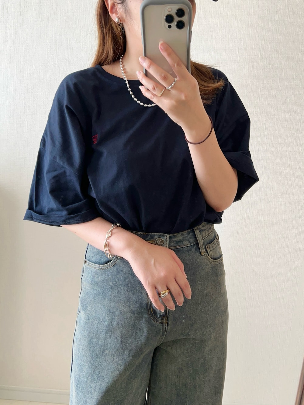 ブルー系のTシャツ/カットソー、ブルー系のデニムパンツ、ホワイト系のスニーカーを着用したレディースの夏コーディネートの2枚目の写真