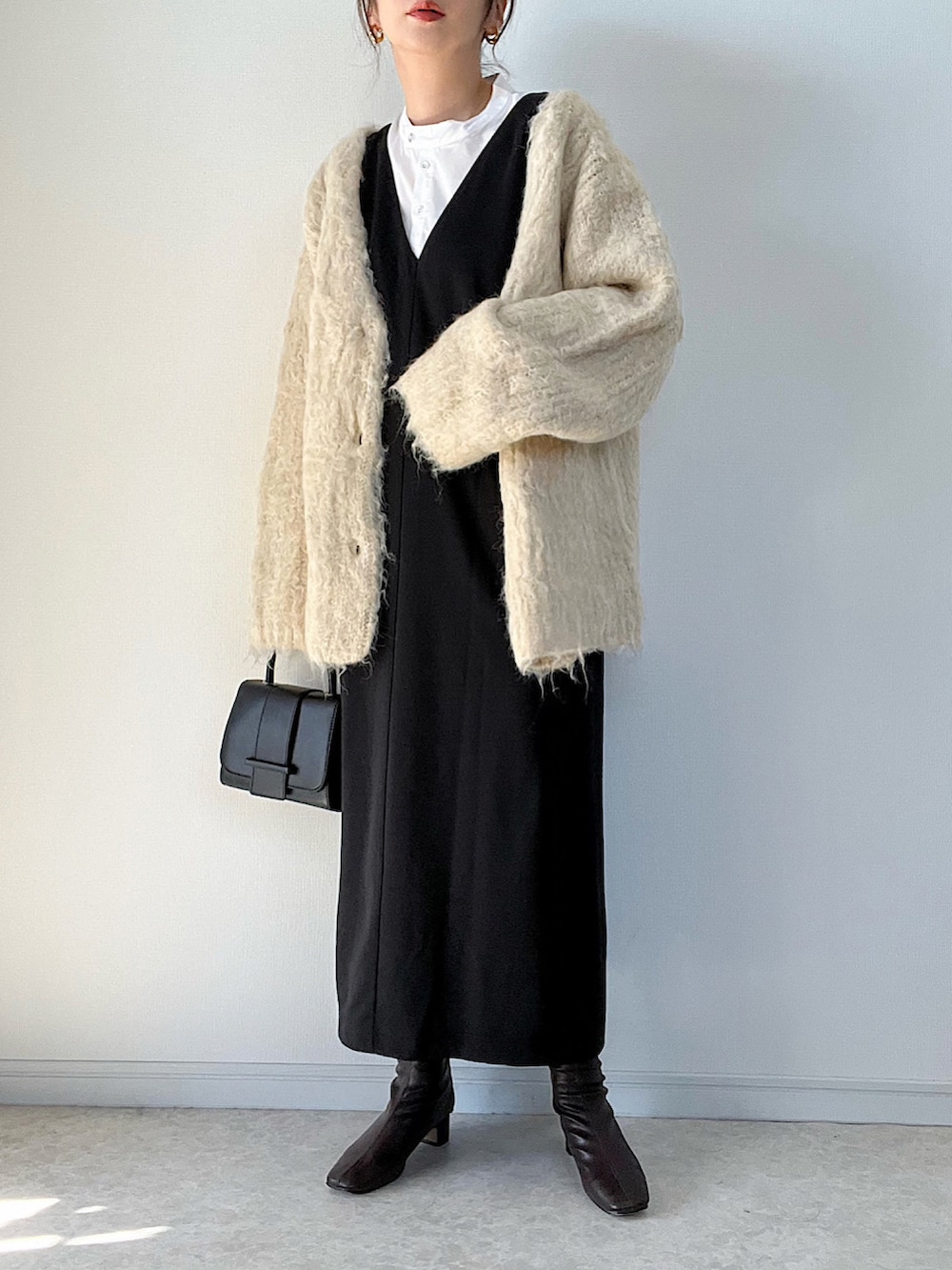 ブラウン系のTシャツ/カットソー、ブラック系のサロペット/オーバーオール、その他のトートバッグを着用したレディースの春コーディネートの3枚目の写真