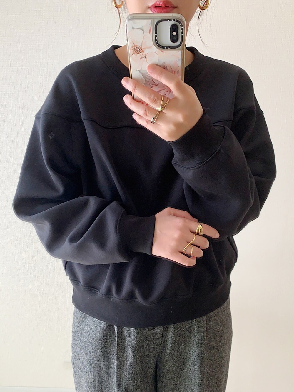 ホワイト系のスニーカー、ブラック系のショルダーバッグ、ホワイト系のTシャツ/カットソーを着用したレディースの秋コーディネートの3枚目の写真