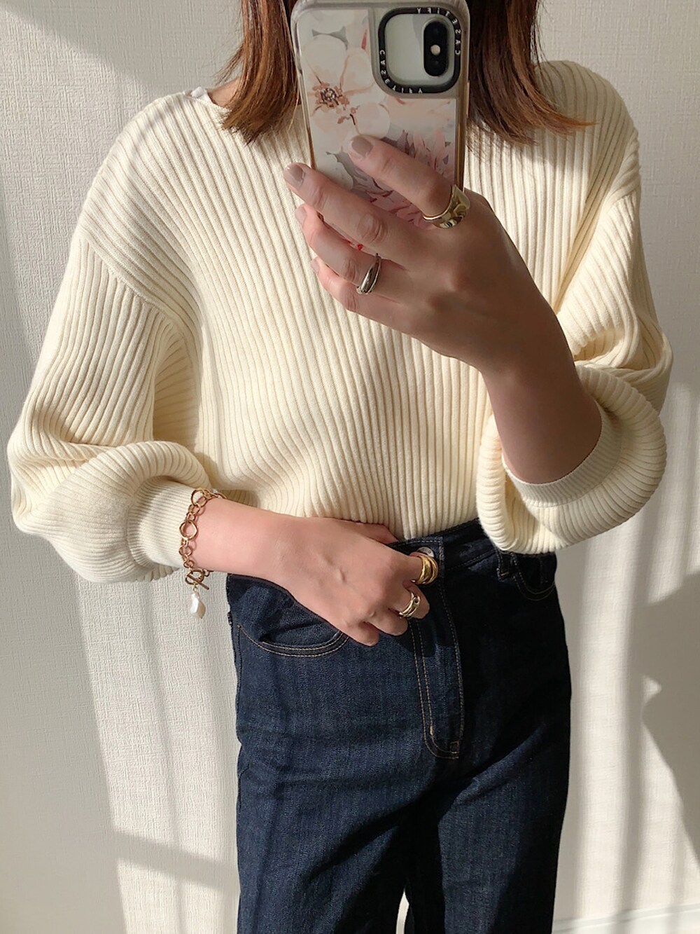 ホワイト系のニット/セーター、ベージュ系のその他パンツ、ブラウン系のバッグを着用したレディースの秋コーディネートの3枚目の写真