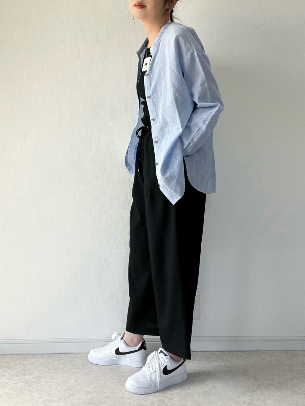 「春のNewスタイル、ブルー、リネンシャツ、イージーパンツ、スニーカーコーデ、converse、ラクチンコーデ、オトナカジュアル」｜「LBCのリネンコットンバンドカラーシャツ（シャツ/ブラウス、ブルー系）」を使った、maiko さん（骨格ウェーブ・レディース・159cm）の春コーディネートの2枚目の写真
