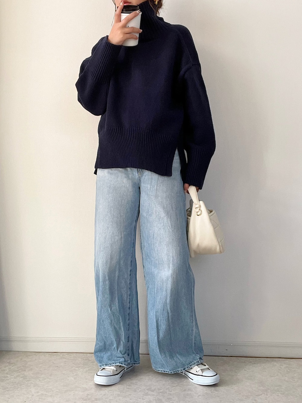 ブラウン系のジャケット/アウター、ホワイト系のハンドバッグ、グレー系のスニーカーを着用したレディースの冬コーディネートの2枚目の写真