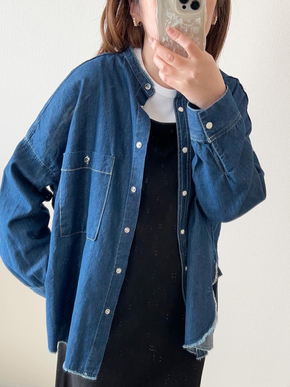 ブルー系のシャツ/ブラウス、ブラック系のワンピース、ベージュ系のトートバッグを着用したレディースの冬コーディネートの2枚目の写真