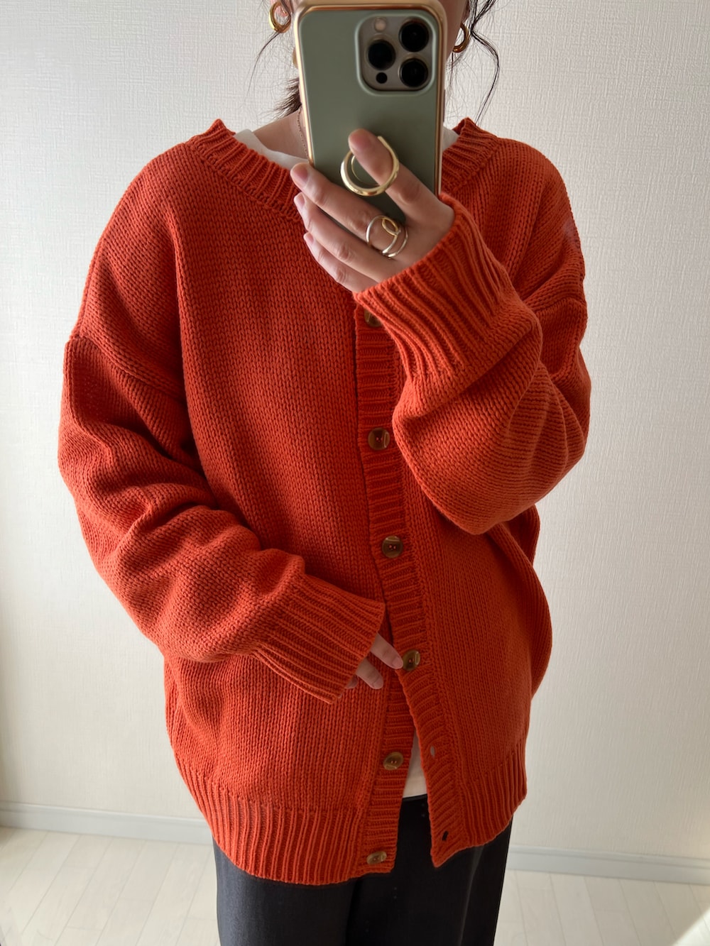 オレンジ系のカーディガン/ボレロ、ブラック系のショルダーバッグ、グレー系のその他パンツを着用したレディースの冬コーディネートの2枚目の写真