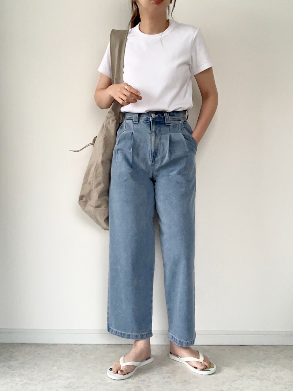 ブルー系のシャツ/ブラウス、ホワイト系のTシャツ/カットソー、ブルー系のデニムパンツを着用したレディースの夏コーディネートの2枚目の写真